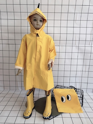 Doorzichtige lange regenjas voor kleine dinosauruskinderen in de kleuterschool en de eerste tot de derde klas