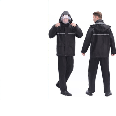Mannelijke universele regenjas en reflecterende broek geschikt voor buitenactiviteiten