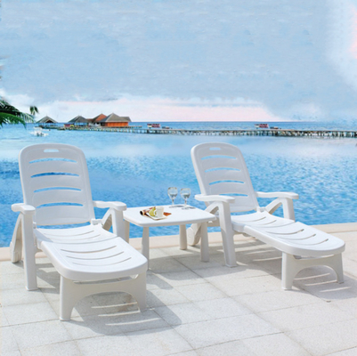 Witte rattan patio lounge stoel opvouwbaar ligbed voor appartementen balkon en villa