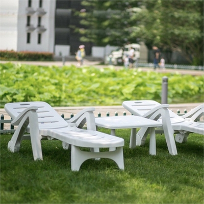 Witte rattan patio lounge stoel opvouwbaar ligbed voor appartementen balkon en villa