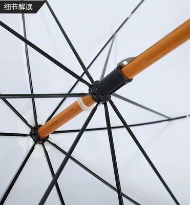 Op maat gemaakte kleurenparaplu's in Spanje met lang glasvezelframe en houten handvat