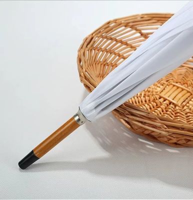 Op maat gemaakte kleurenparaplu's in Spanje met lang glasvezelframe en houten handvat