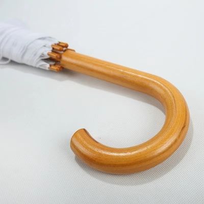 Op maat gemaakte kleurenparaplu's in Spanje met lang glasvezelframe en houten handvat