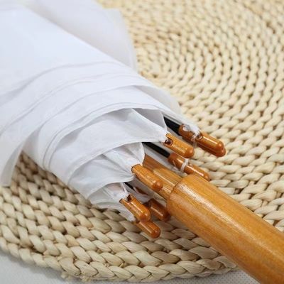 Op maat gemaakte kleurenparaplu's in Spanje met lang glasvezelframe en houten handvat