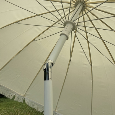 Wit gecoat staal frame grote buiten strand paraplu met Tassels en zonnebril