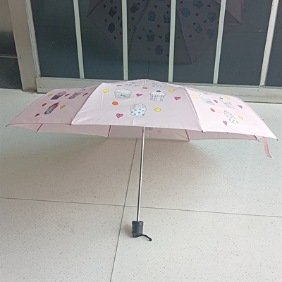 Gepersonaliseerd logo gedrukt Drievoudig zwart bekleed stoffen paraplu met staal as